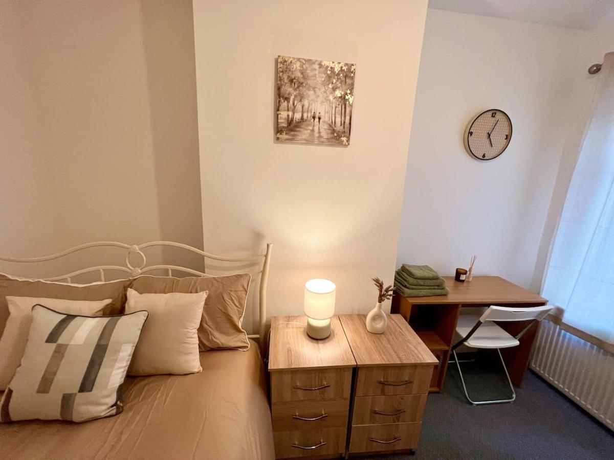 4 Bedroom Terrace House ウェリングボロー エクステリア 写真