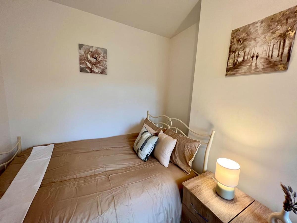 4 Bedroom Terrace House ウェリングボロー エクステリア 写真